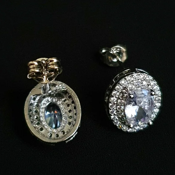 Gorgeous Oval Diamond Evening Stud Earrings - Picture 3 of 3